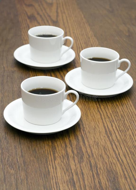 3-tazze-di-caffè-pospongono-il-legno-9814640.jpg