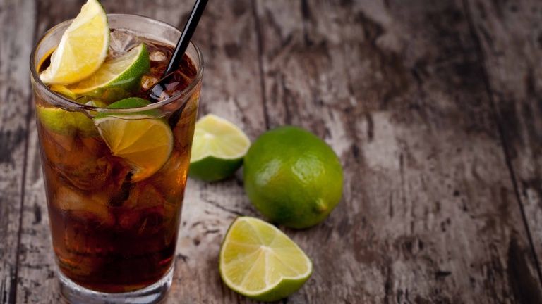 899-cuba-libre-cocktail-rum-e-coca-cola-ricetta-cocktail-con-rum-cola-e-lime.jpg
