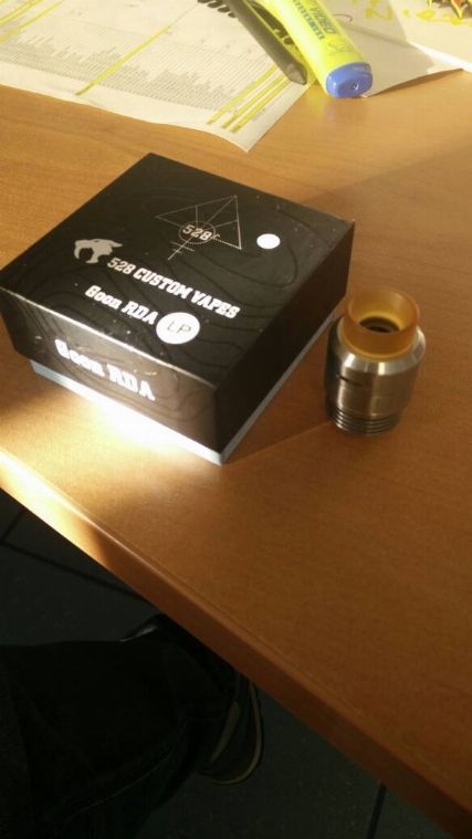Accompagnato in auto dalla scimmia. [SigarettaElettronicaForum.com]