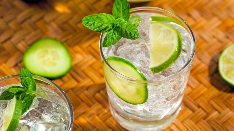 c-cocktail-ricetta-con-gin-acqua-tonica-e-cetriolo.jpg