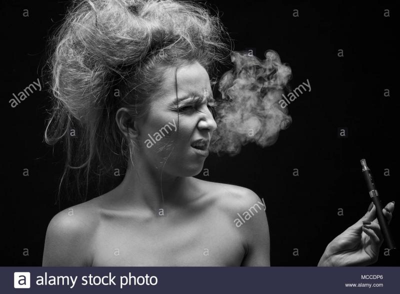 giovane-donna-di-fumare-sigaretta-elettronica-su-sfondo-nero-monocromatica-smorfie-tosse-mccdp6.jpg