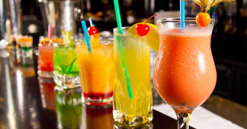 il-alcolici-alla-frutta-sopra-il-bancone-di-un-bar.jpg