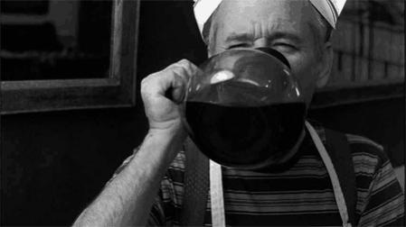 la-mattina-nonostante-la-veglia-perenne-hai-bisogno-di-litri-di-caffe-maxw-650.jpg