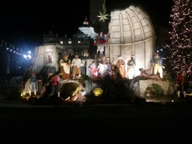 PRESEPE PIAZZA S PIETRO FOTOGRAFATO DA PINA.jpg